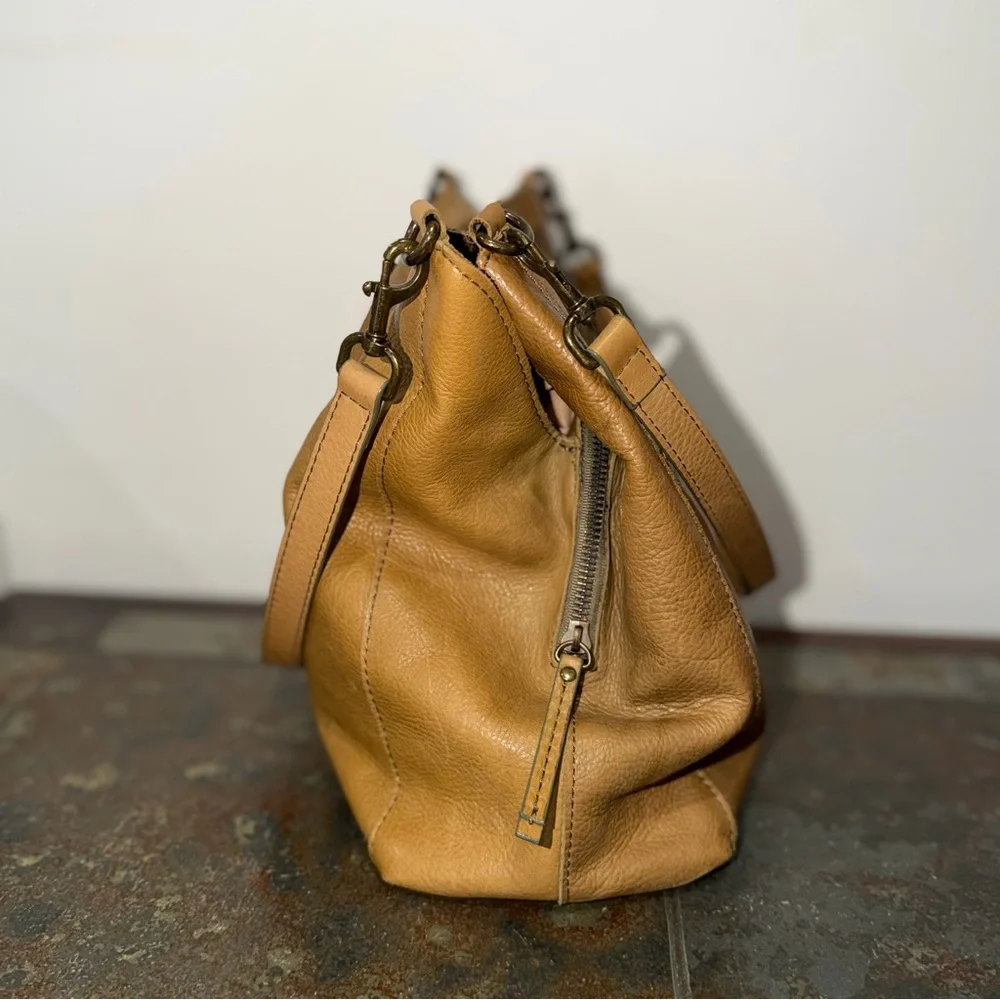 American Leather Co. Austin Triple Entry Bucket Shoulder Bag Women’s - Picture 6 of 8